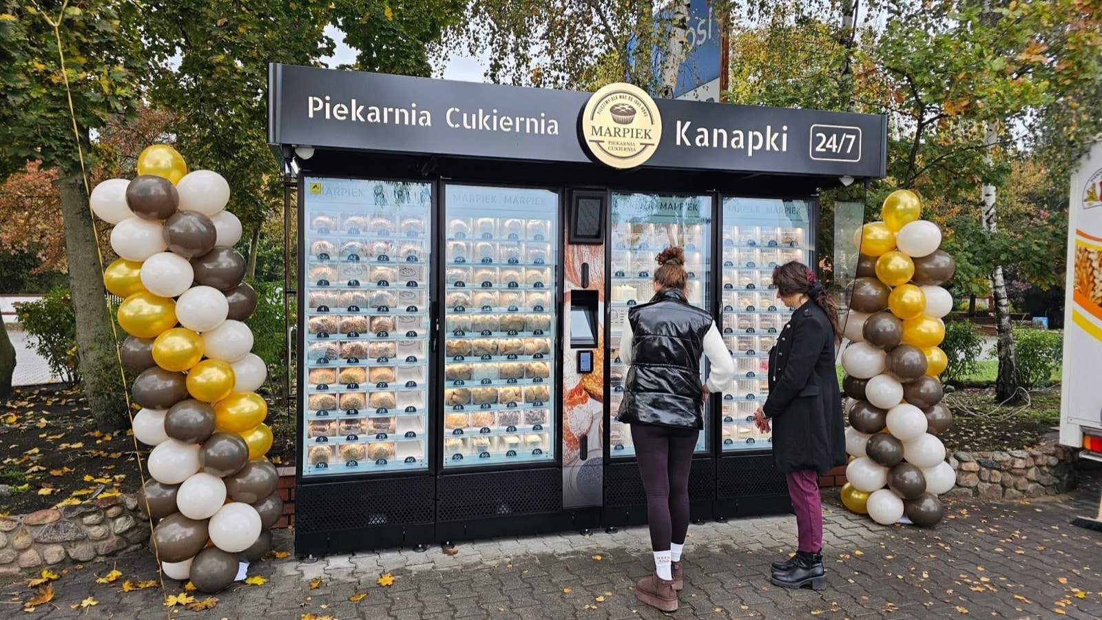 Пекарский автомат MARPIEK и две покупательницы на улице