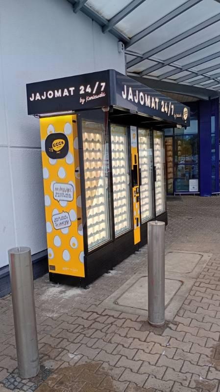 Kollane munaautomaat kaupluse juures külgvaates