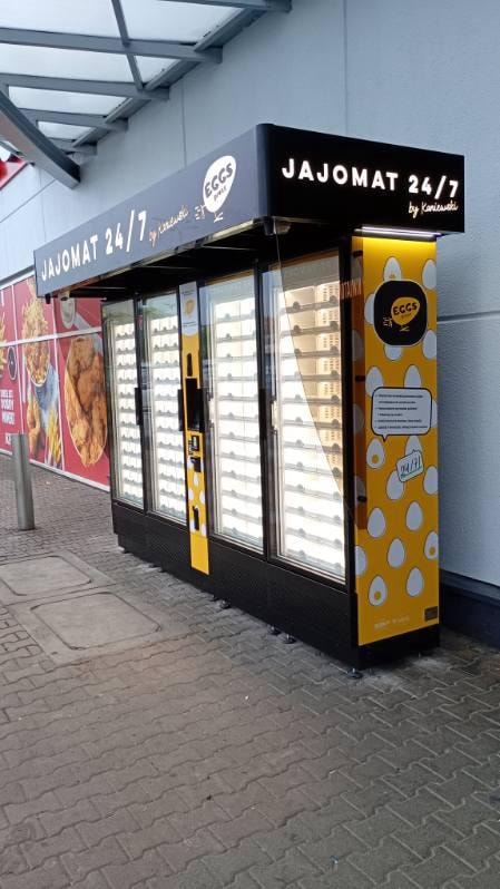 Kollane munaautomaat kaupluse juures varikatuse all