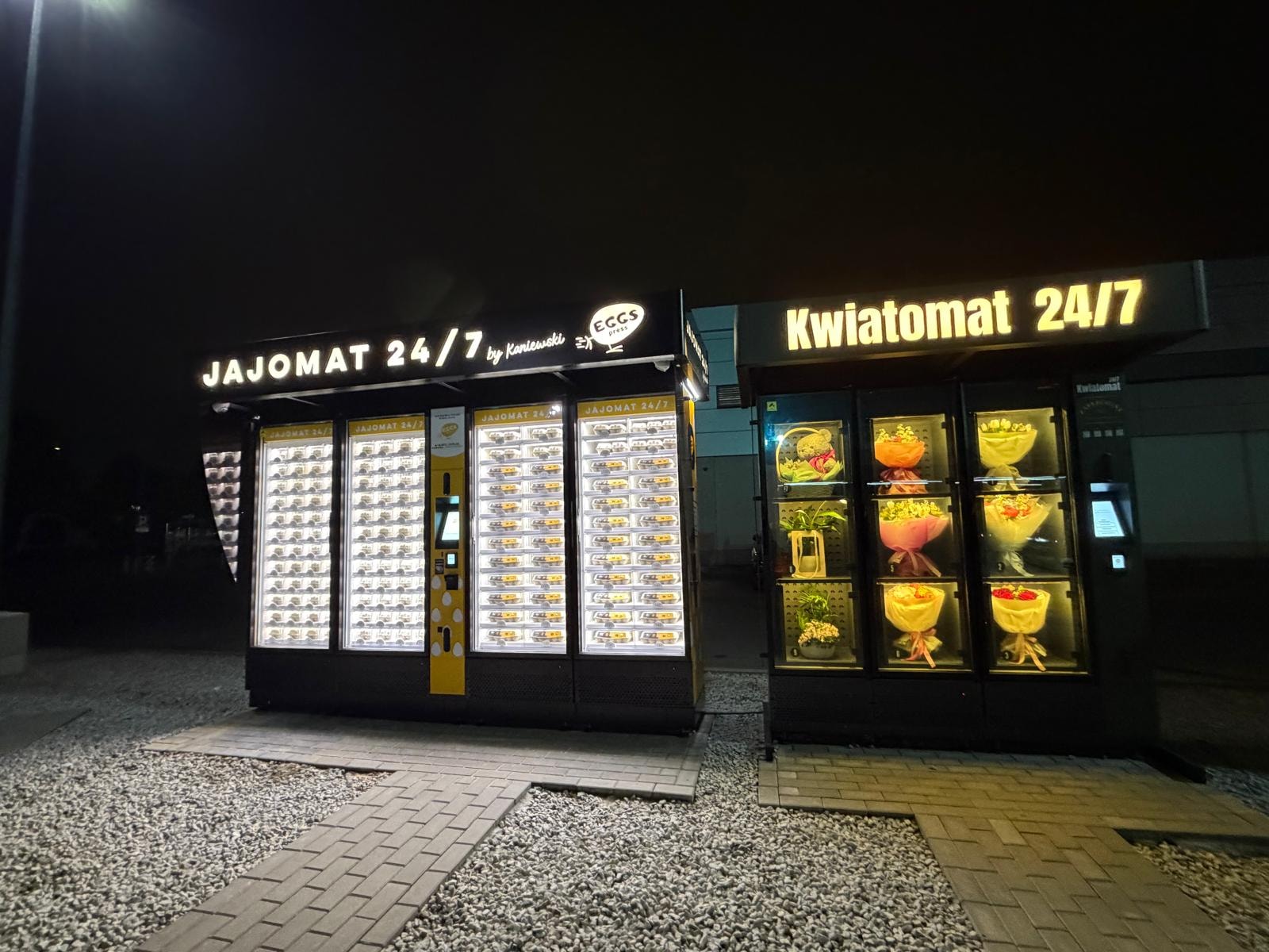 Valgustatud muna- ja lilleautomaadid öösel