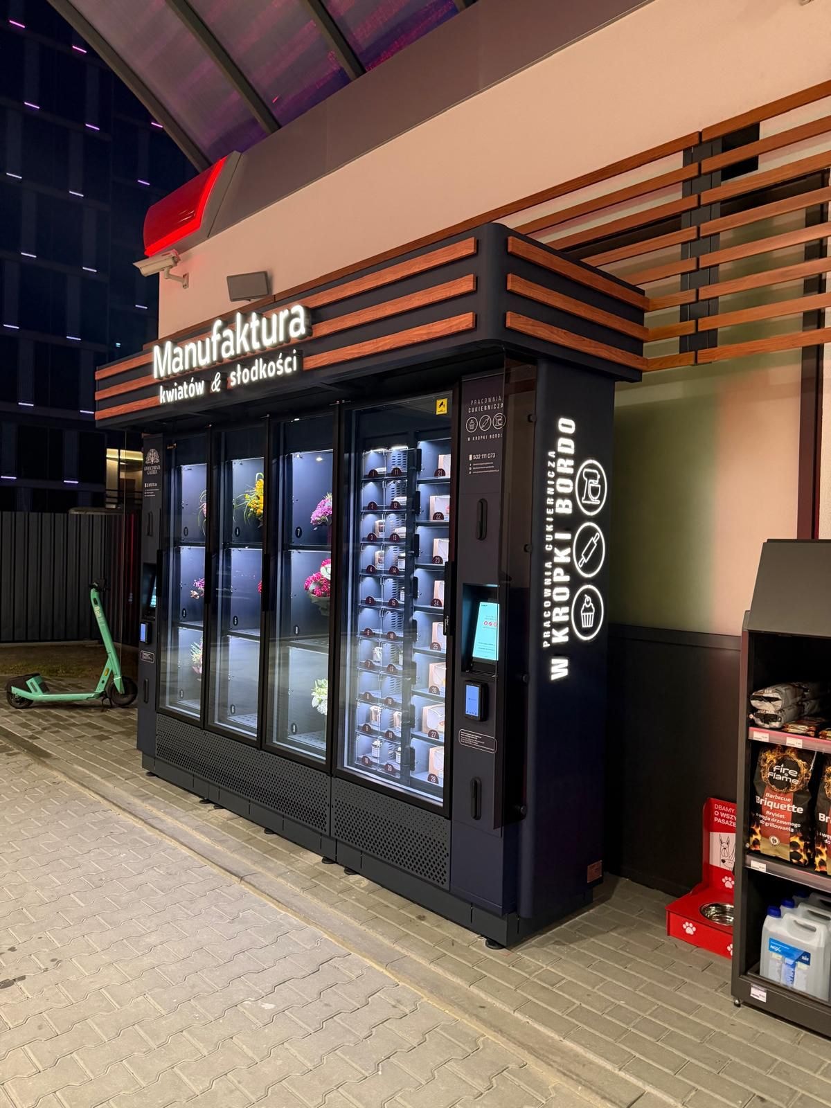 Lillede ja maiustuste müügikappide külgvaade