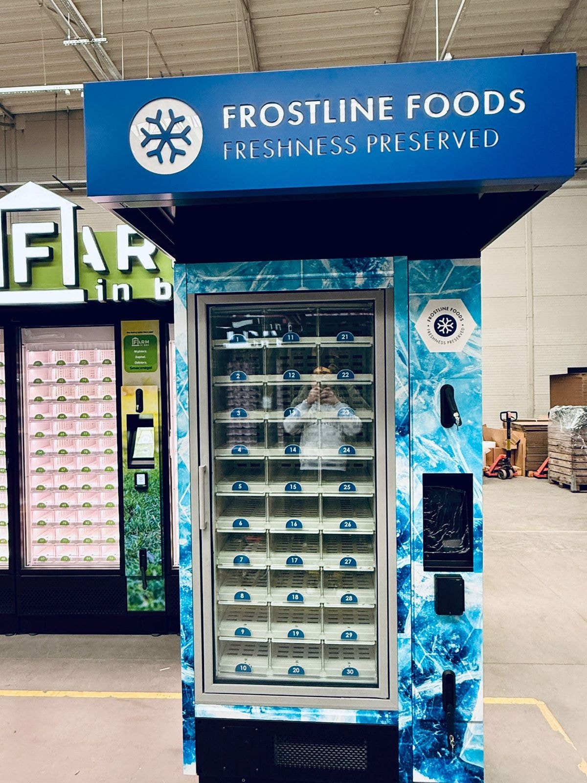 Sinine Frostline Foodsi sügavkülmaautomaat eestvaates